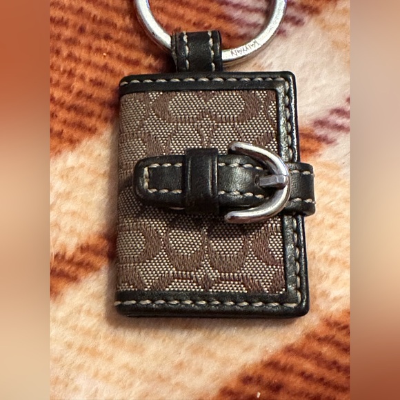 Authentic Coach Vintage Signature Brown Leather Photo Keychain! - Picture 2 of 4
